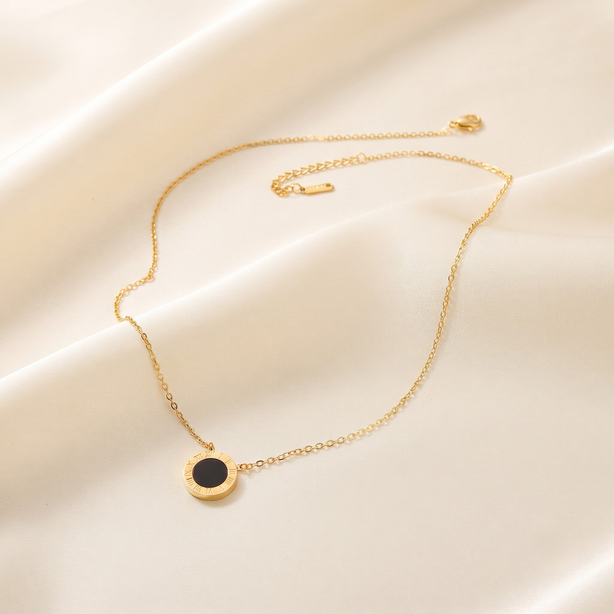 Noir Roman Pendant
